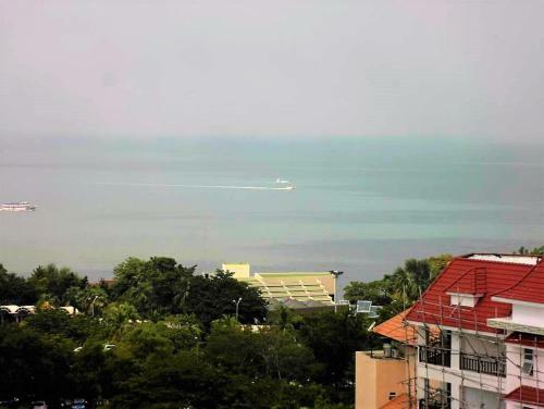 The Cliff Pratumnak - Floor 10 Sea View Studio