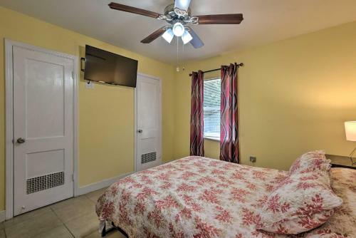 Inviting Bradenton Escape With Tropical Yard!