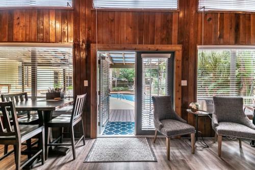 Downtown Dunedin Bb - Rustic Cabin With Pool