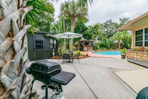Downtown Dunedin Bb - Rustic Cabin With Pool