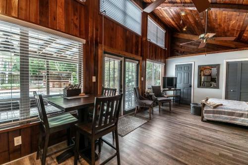 Downtown Dunedin Bb - Rustic Cabin With Pool
