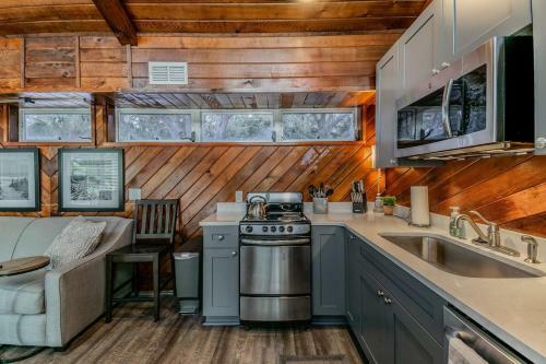 Downtown Dunedin Bb - Rustic Cabin With Pool
