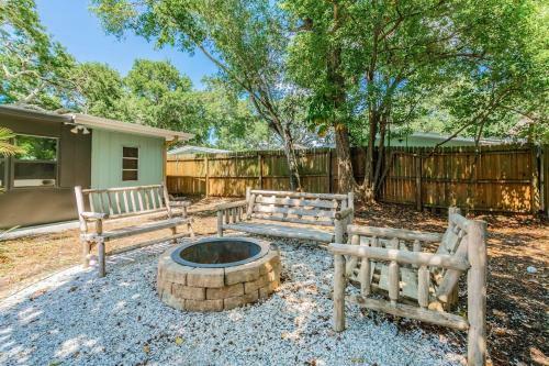 Downtown Dunedin Bb - Rustic Cabin With Pool