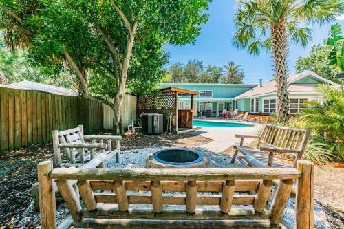 Downtown Dunedin Bb - Rustic Cabin With Pool