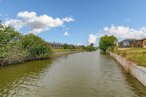 Peaceful Coral Oasis Villa With Pool