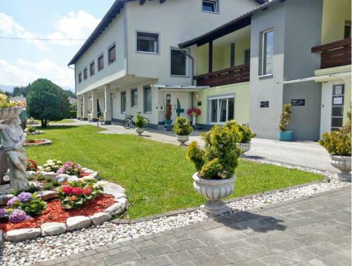 Apartment Mit Sonnigem Balkon In Ruhelage