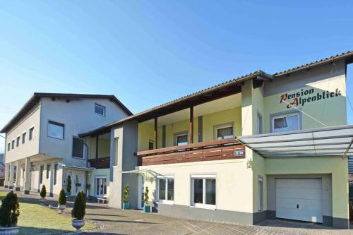 Apartment Mit Sonnigem Balkon In Ruhelage