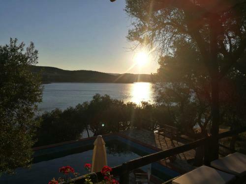 Villa Valia: Traditional Luxurious Residence