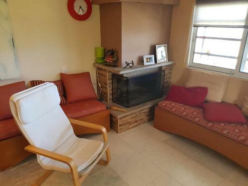 Charming 4-bed House In Pyrgetos