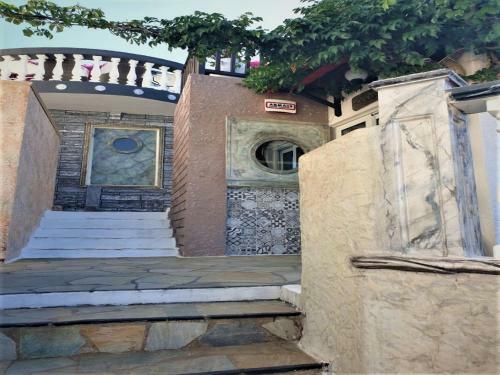 Hostal Muster Suite Full View
