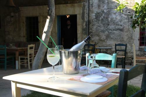 Hostal Olympias Studio
