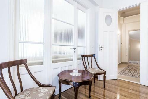 Neoclassical Apartment With 3 Bedrooms In Piraeus