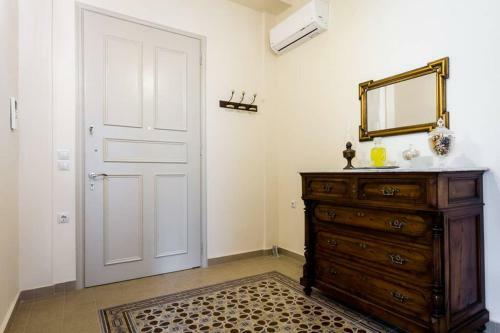 Neoclassical Apartment With 3 Bedrooms In Piraeus