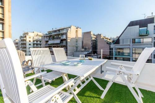 Neoclassical Apartment With 2 Bedrooms In Piraeus