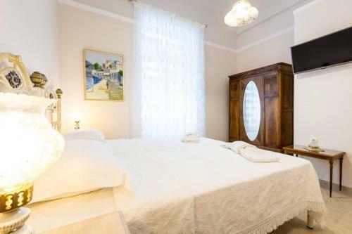 Neoclassical Apartment With 2 Bedrooms In Piraeus