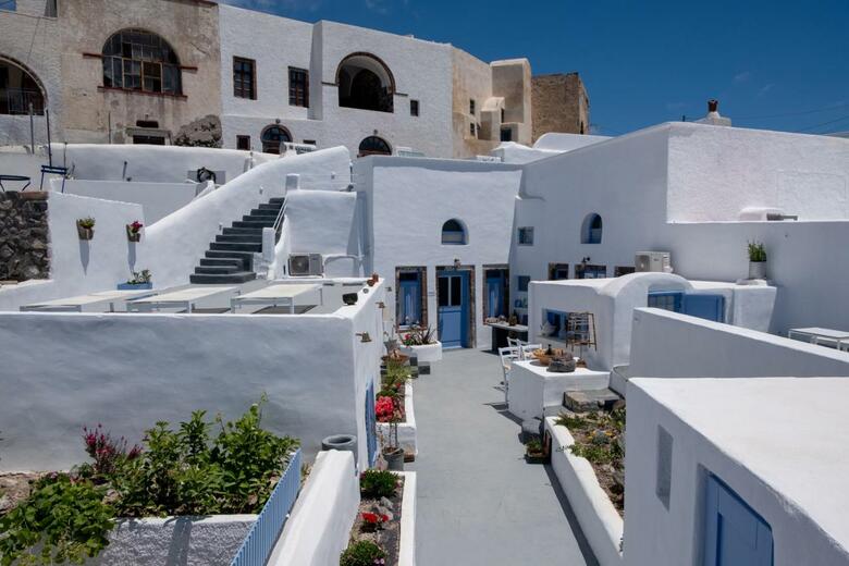 Villa Labyrinth Traditional Houses