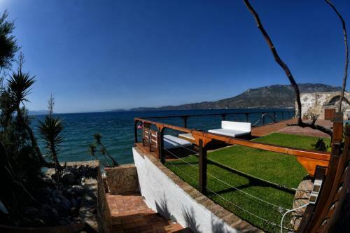 Luxurious Villa By The Sea