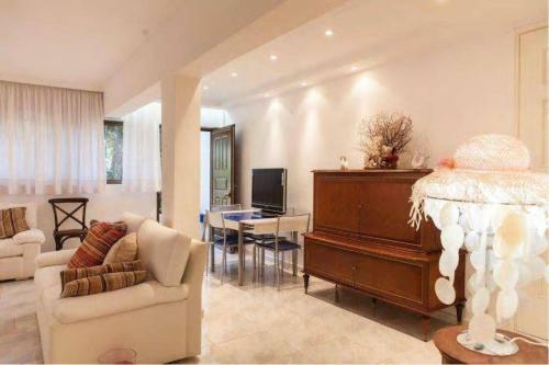 Exotic Apartment 1 Min From Marikes Beach
