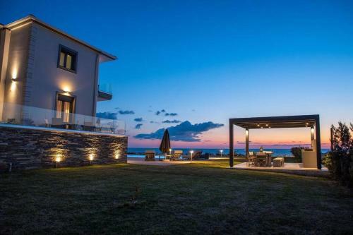 Seaside New Villa With Pool