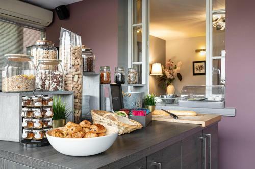 Hotel H�tel Les Pierres Dor�es