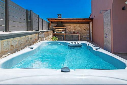 Modern Villa With Salted Water Pool,jacuzzi, Bbq!