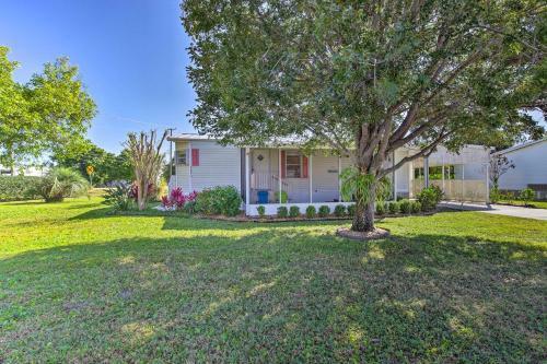 Coastal Florida Cottage With Screened-in Porch!