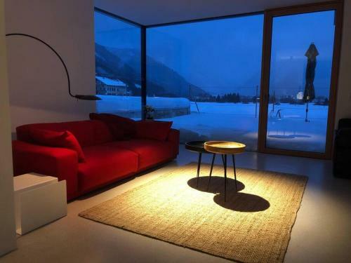 Urban Mountain Chalet With Lake View