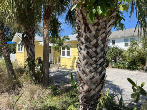 Sunshine Beach Bungalow - Just Steps To Beach! Bungalow