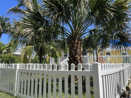Sunshine Beach Bungalow - Just Steps To Beach! Bungalow