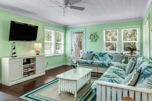 Sunshine Beach Bungalow - Just Steps To Beach! Bungalow