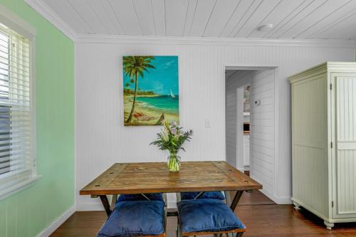 Sunshine Beach Bungalow - Just Steps To Beach! Bungalow