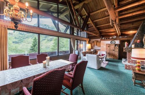 Lake View Chalet