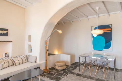 Triantaros Icon House