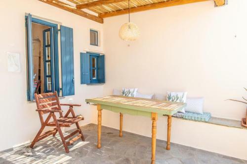 Triantaros Icon House