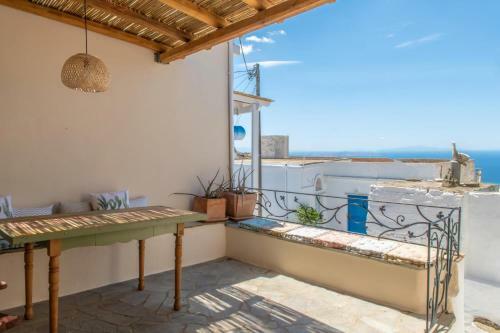 Triantaros Icon House