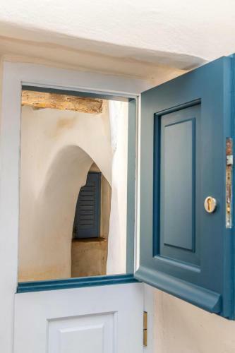 Triantaros Icon House
