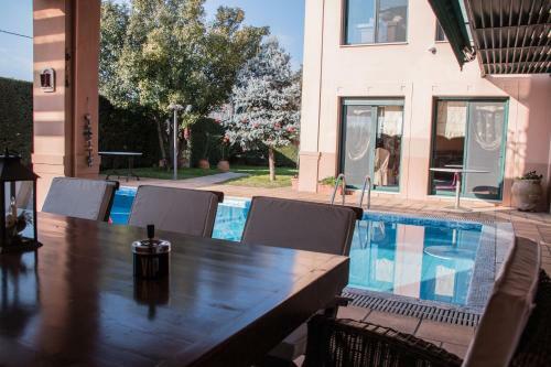 4-seasons Pool Villa Near Meteora