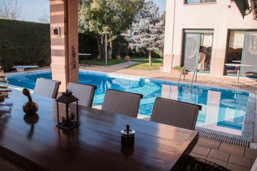 4-seasons Pool Villa Near Meteora