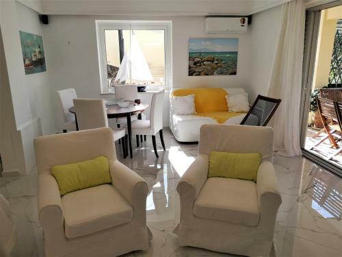 Cozy Three Bedroom Apartment In Varkiza