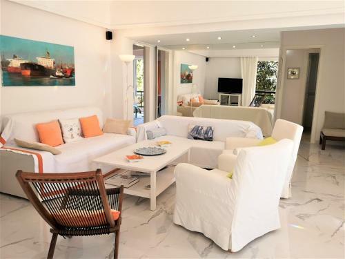Cozy Three Bedroom Apartment In Varkiza