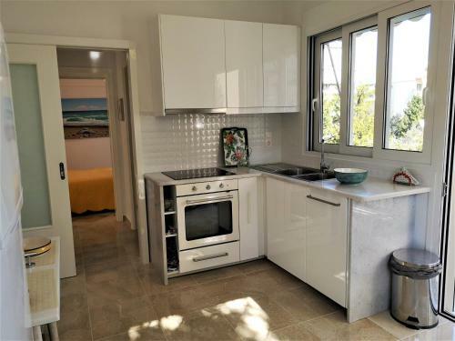 Cozy Three Bedroom Apartment In Varkiza