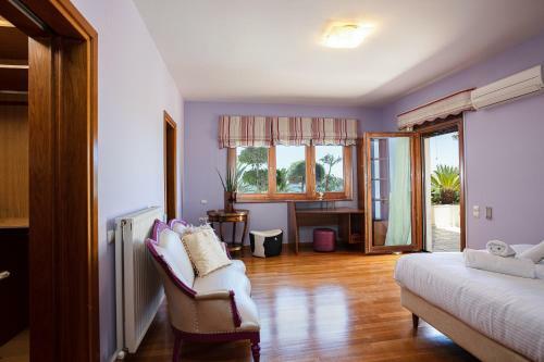 Palm Hill Villa, Royal Retreat!