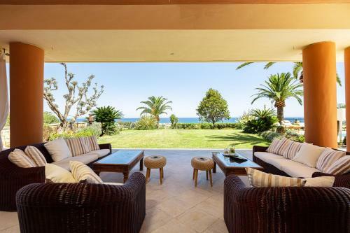 Palm Hill Villa, Royal Retreat!