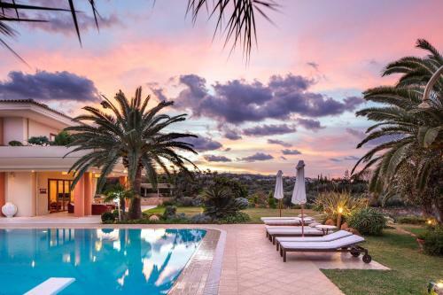 Palm Hill Villa, Royal Retreat!