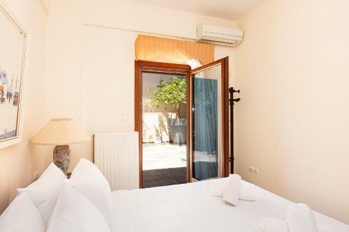 Palm Hill Villa, Royal Retreat!