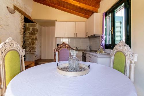 Roes Apartments - Avra