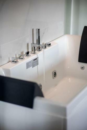La Casa New Central Coastal Apartment & Jacuzzi