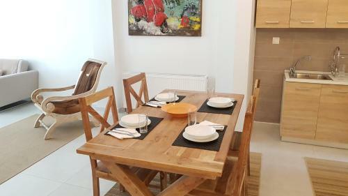 Antigonidon Square Luxury Apartment