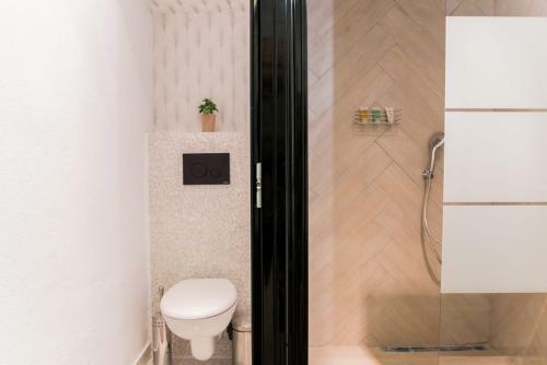 Cutest White-tower Apartment With A Private Patio