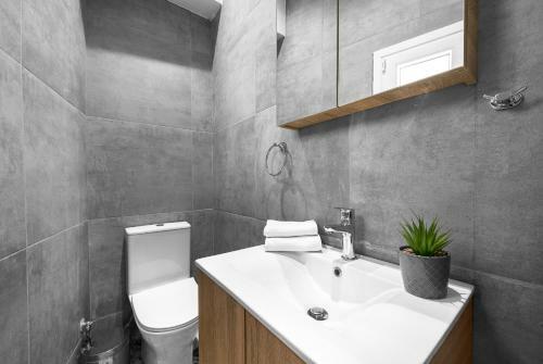 Upper Floor Central Apartment, The Luxury Suites